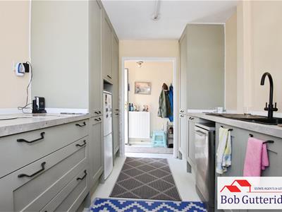 MODERN FITTED KITCHEN